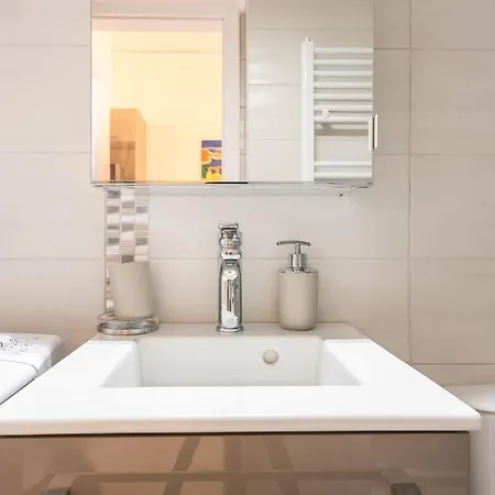 Apartment Over The Town Urban 1br Apt. 7' To Thiseio Metro *